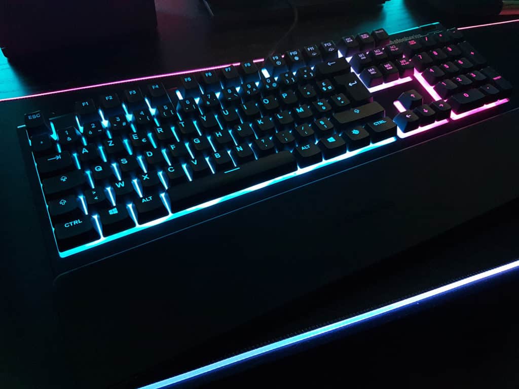 Le clavier SteelSeries Apex 3 posé sur un bureau