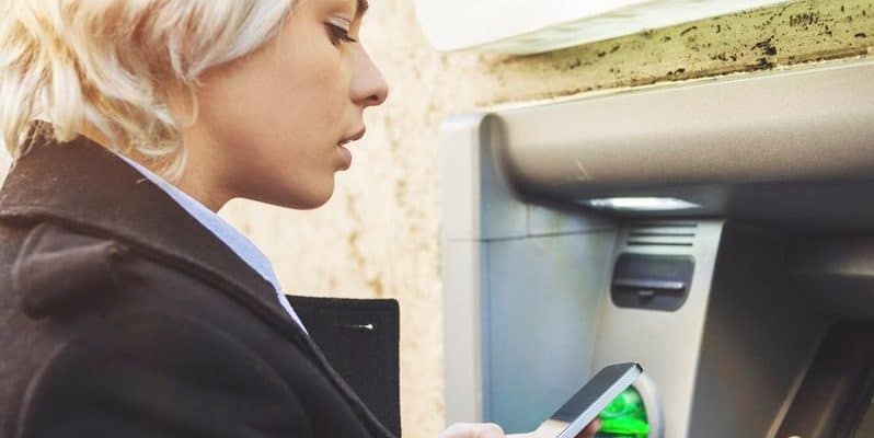 Femme devant distributeur billet (003)