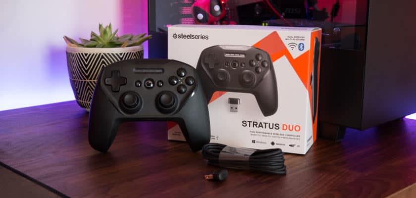 La SteelSerie Stratus Duo posée sur une table