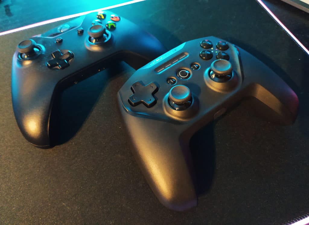 La SteelSeries Stratus Duo à côté de la manette Xbox One