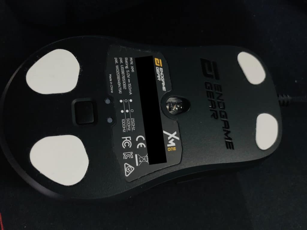 EndGame Gear Souris XM1 - un réglage en dessous qui ne pose aucun soucis