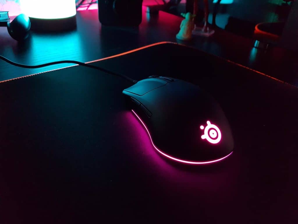 La souris SteelSeries Rival 3 posée sur un bureau