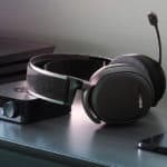 Le casque SteelSeries Arctis Pro Wireless posé sur un bureau