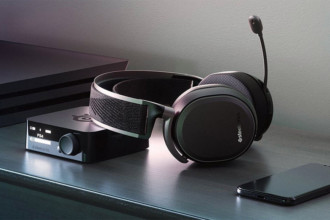 Le casque SteelSeries Arctis Pro Wireless posé sur un bureau