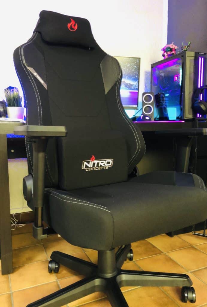 La chaise Nitro Concepts X1000 devant un bureau