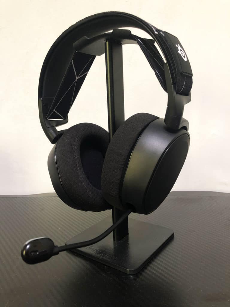 Le Steelseries Arctis 9 posé sur un bureau