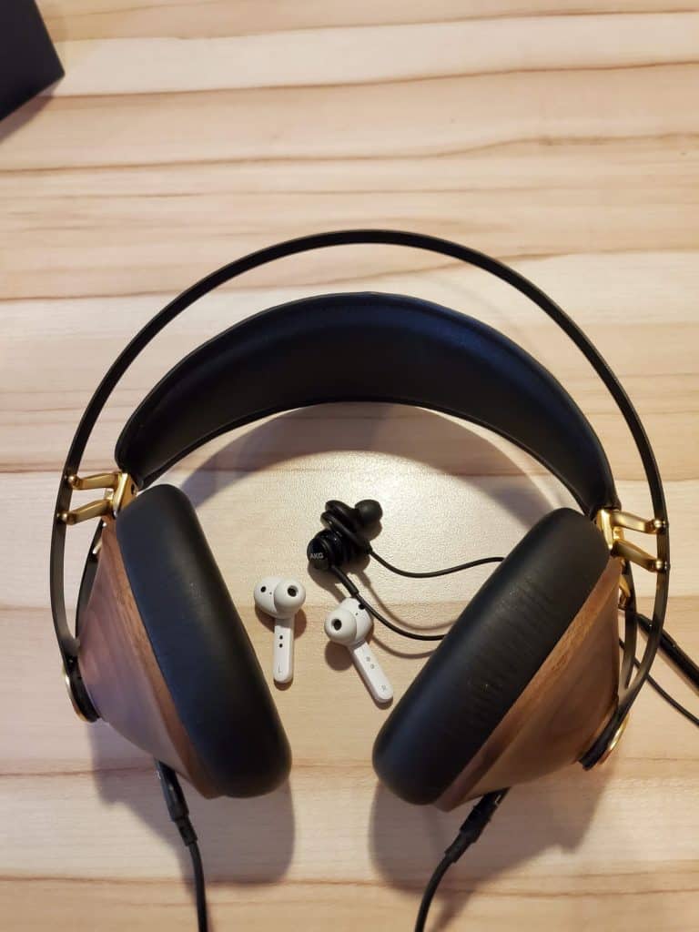 Pour comparer j'ai testé avec les écouteurs de base livrés avec un Samsung et mon casque Meze