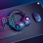 Le Roccat Elo 7.1 Air posé sur un bureau avec un clavier et une souris