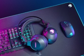 Le Roccat Elo 7.1 Air posé sur un bureau avec un clavier et une souris