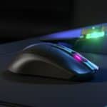 La souris SteelSeries Rival 3 Wireless posée sur un tapis de souris