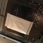 La backplate d'un processeur AMD scotchée à une carte mère pour l'installation de l'Arctic Liquid Freezer II