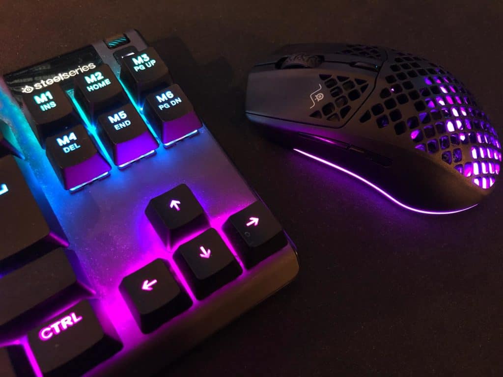 La SteelSeries Aerox 3 Wireless posée à côté d'un clavier c