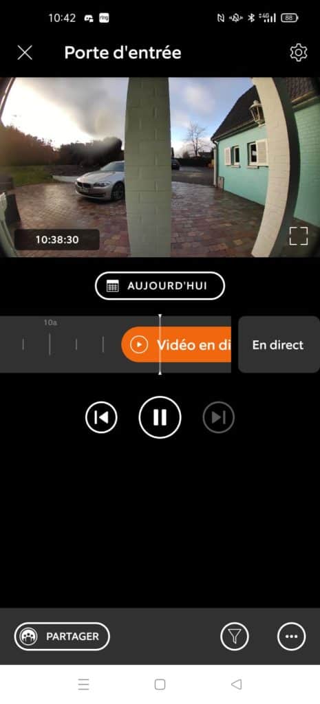 Sur l'application, on peut naviguer facilement sur la ligne du temps