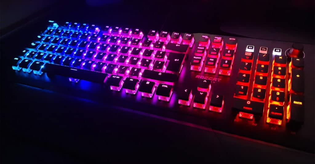 Le clavier Roccat Vulcan Pro illuminé et posé sur un bureau