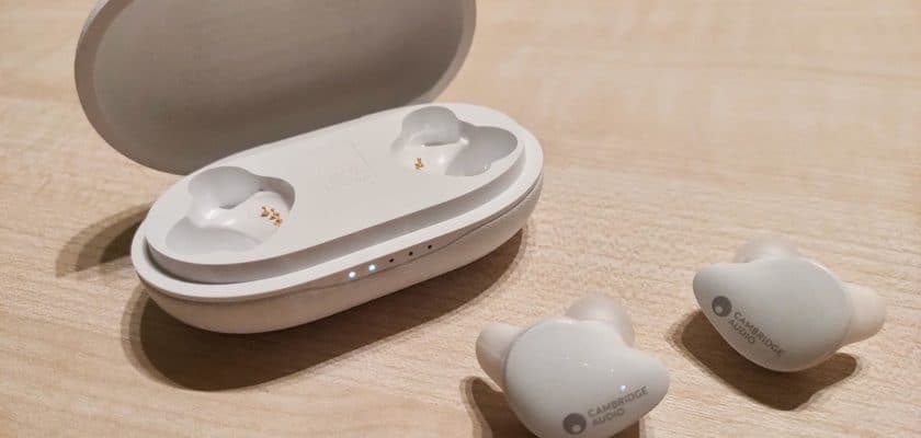 Les écouteurs Melomania Touch posés sur une table