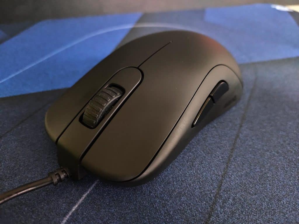 Gros plan sur les boutons d'une des souris de la gamme Zowie série S