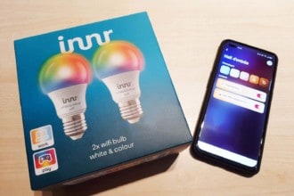 Les ampoules connectées innr posées à côté d'un smartphone