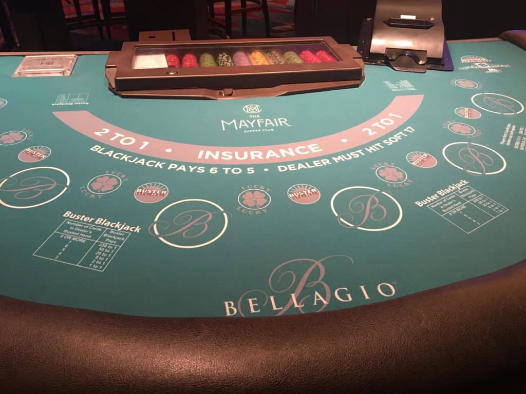 Voici une table de blackjack dans le célèbre Bellagio de Vegas
