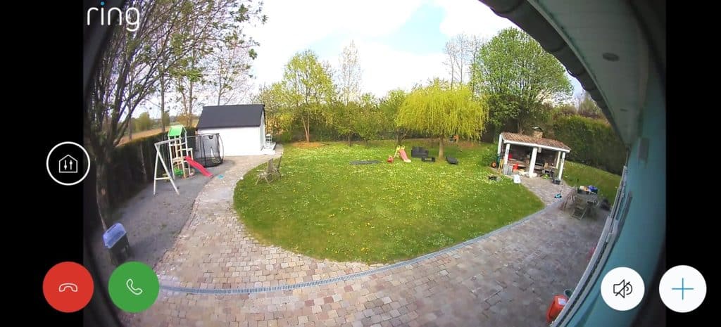 Voici la vue de mon jardin via la caméra Ring Stick Up Cam