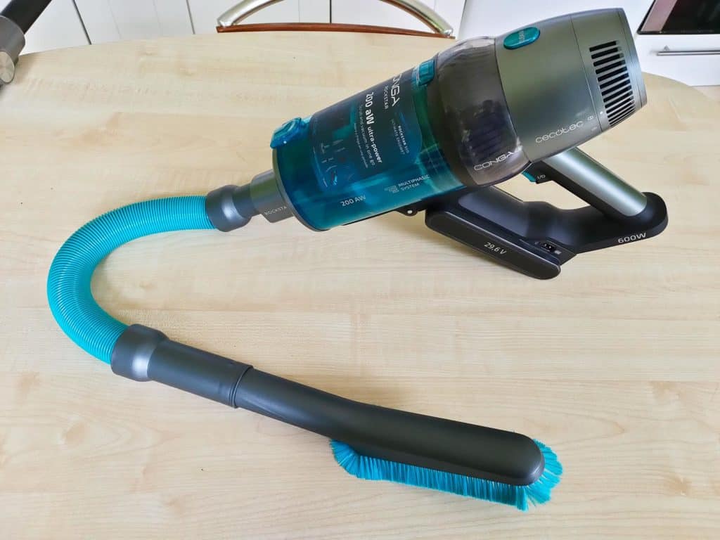 La brosse douce et le tuyau souple du Conga Rockstar 900