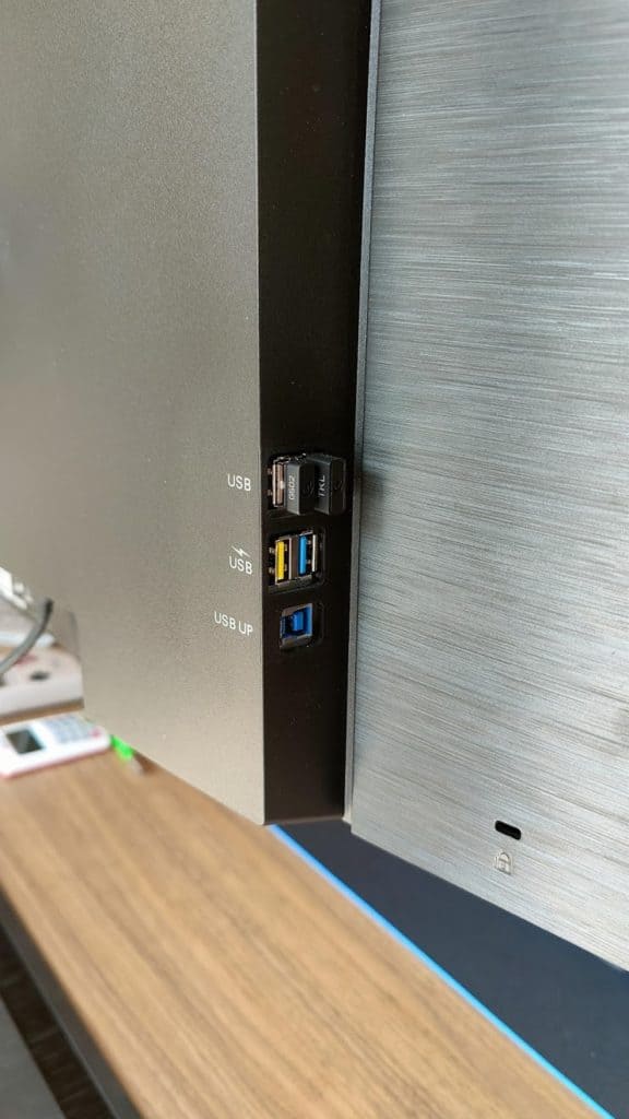 Philips 346P1 - L'écran est généreux en ports USB, ce qui est bien pratique