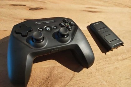 Le SteelSeries Nimbus+ et son support pour iPhone