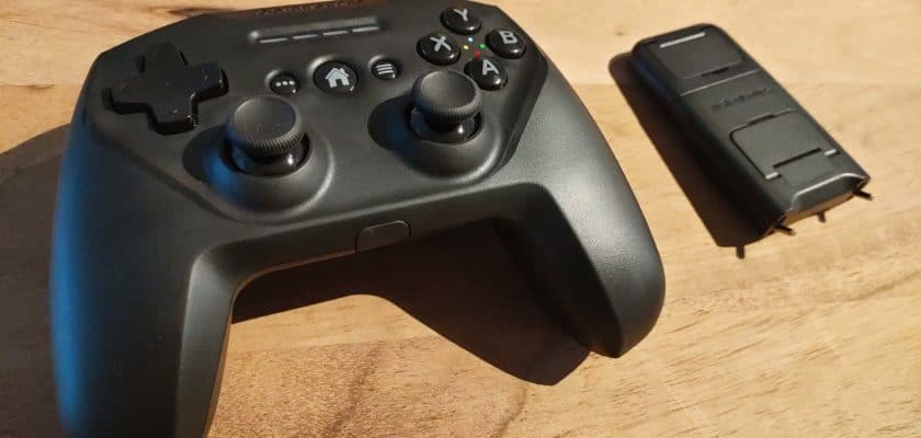 Le SteelSeries Nimbus+ et son support pour iPhone