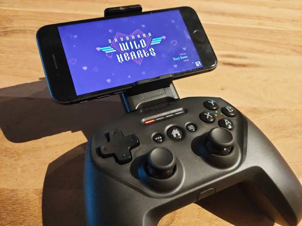 Le SteelSeries Nimbus+ appairé à un iPhone