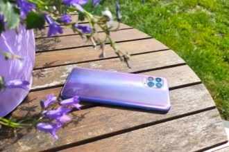 Le moto g100 posé sur une table
