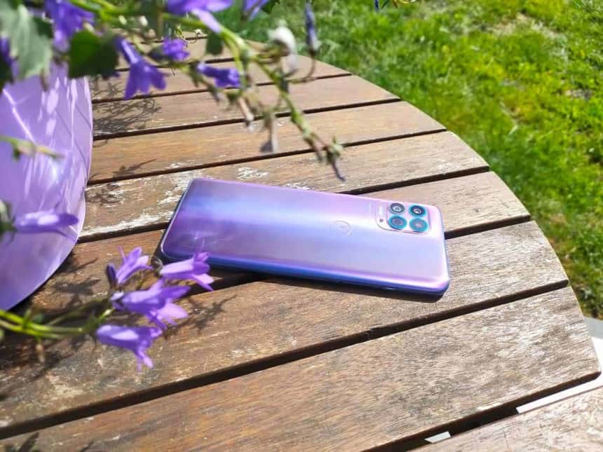 Le moto g100 posé sur une table