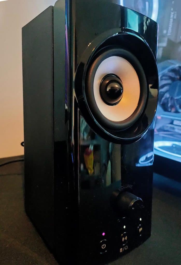 Une des deux enceintes Creative T60