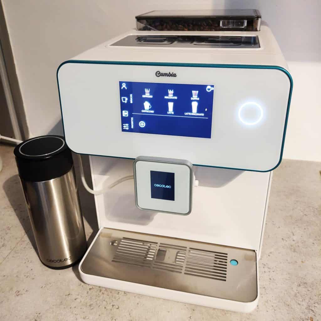 La Power Matic-ccino 9000 Serie Bianca posée sur un plan de travail