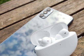 Les Oppo Enco Free2 avec un smartphone posés sur une table