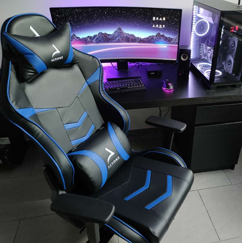 Le siège Aerone Silver Series devant un bureau