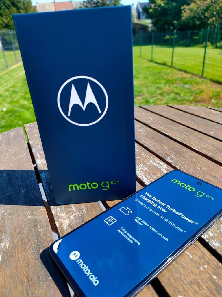 Le moto g60s posé à côté de sa boîte sur une table de jardin