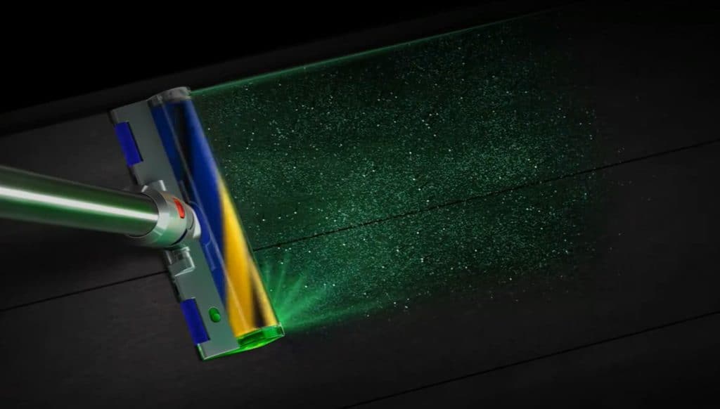 Voici une belle illustration du laser vert du Dyson V15 Detect en action