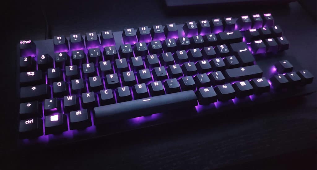 Le Razer Huntsman V2 TKL allumé