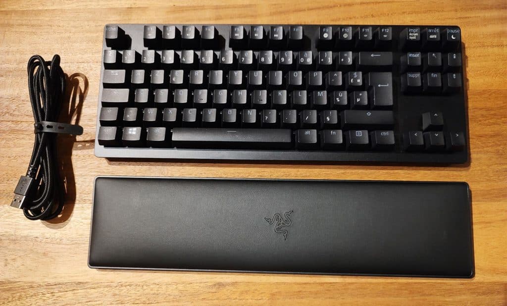 Le Razer Huntsman V2 TKL fraîchement déballé