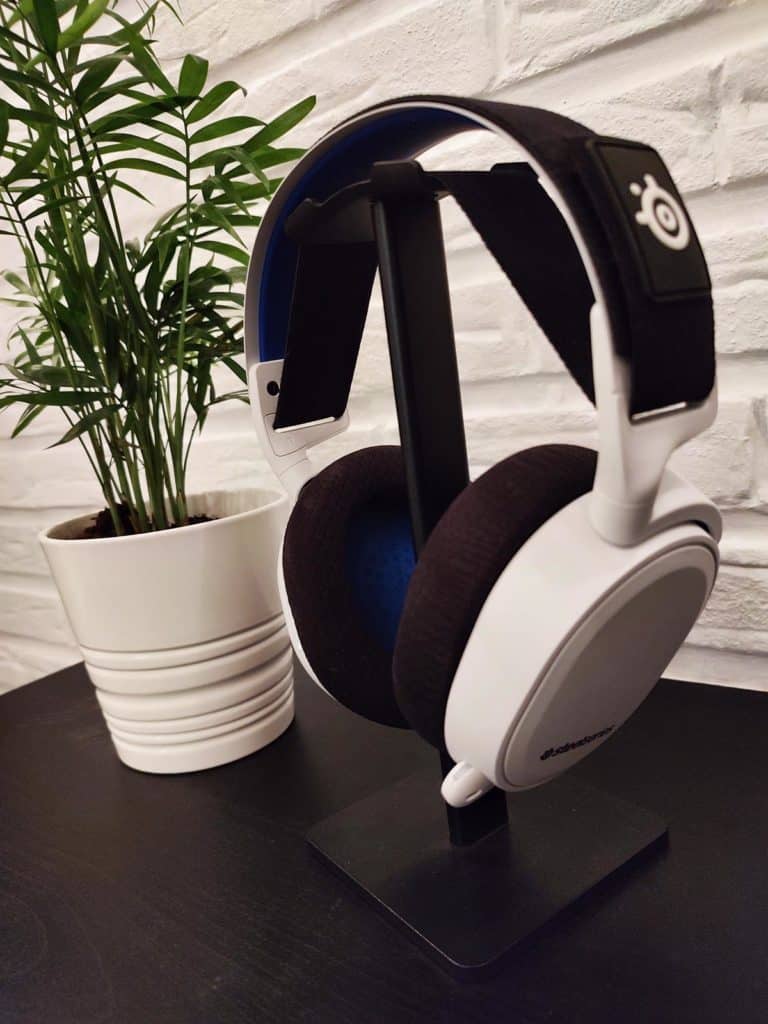 Le SteelSeries Arctis 7P+ posé sur un support