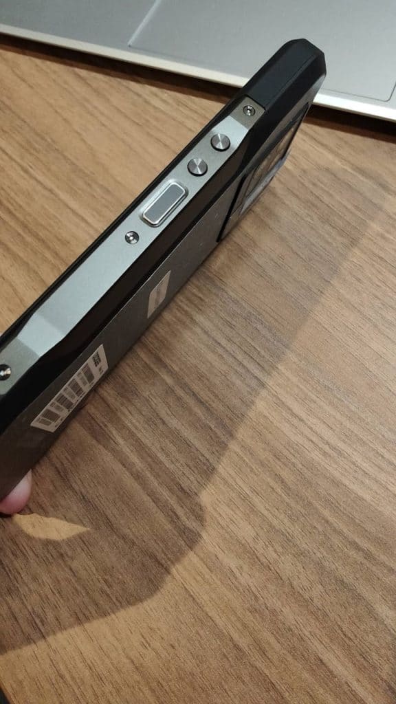 Le téléphone est super balaise et on peut le qualifier d'incassable