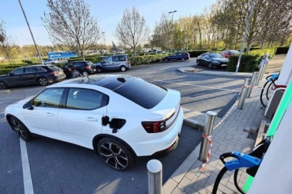 Ma voiture en train de charger, garée de travers pour atteindre la borne chez Total