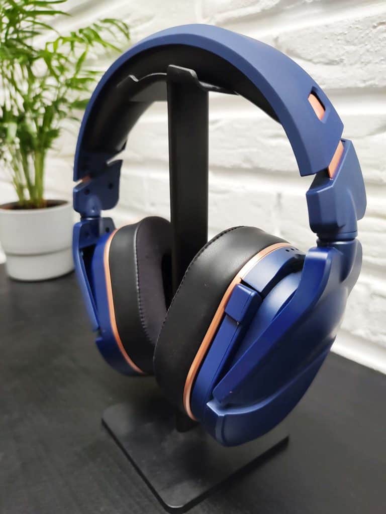 Le Turtle Beach Stealth 700 Gen 2 Max posé sur un socle