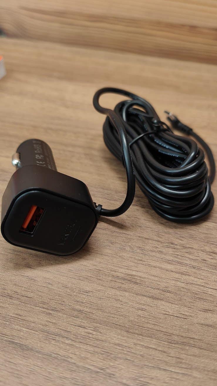 Dashcam Vantrue E1 - le câble pour se brancher en USB