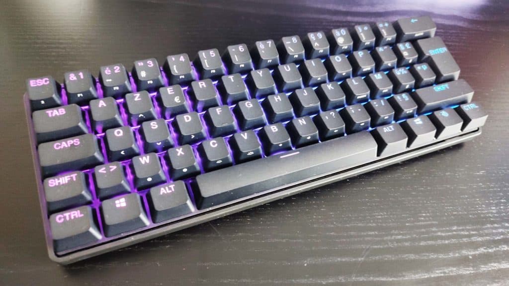 Le SteelSeries Apex Pro Mini Wireless sur un bureau