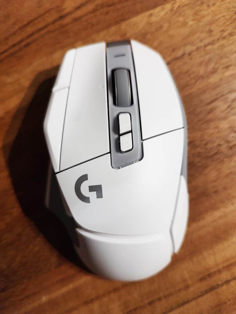 La Logitech G502 X posée sur une table