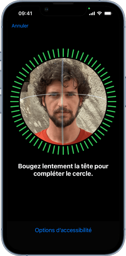 L’écran de configuration de la reconnaissance de Face ID. Un visage est affiché à l’écran. Un cercle l’entoure. Le texte sous le visage indique à l’utilisateur qu’il doit déplacer lentement sa tête de façon à remplir le cercle. Un bouton « Options d’accessibilité » est affiché en bas de l’écran.