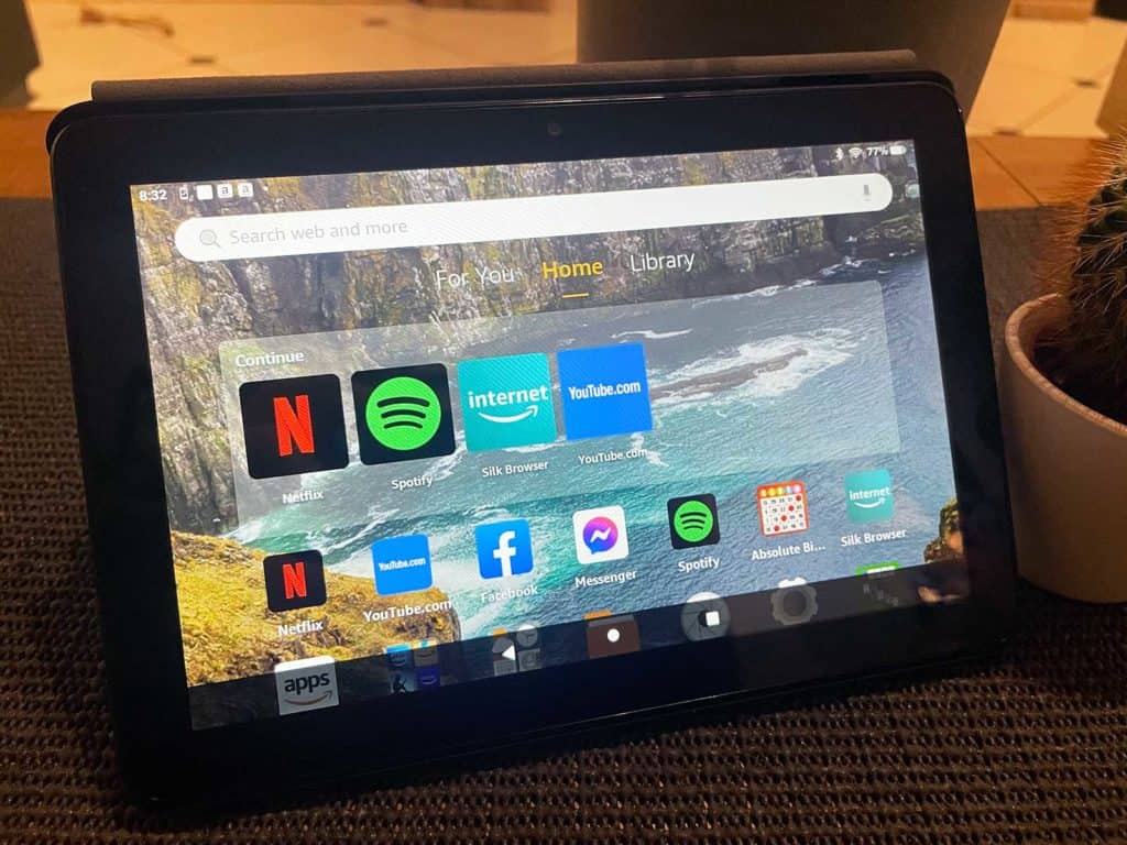 La tablette Amazon Fire HD 8 posée sur une table