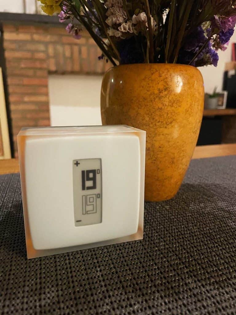 Le thermostat Netatmo posé sur une table