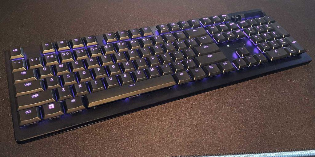 Le Razer DeathStalker V2 Pro posé sur un bureau