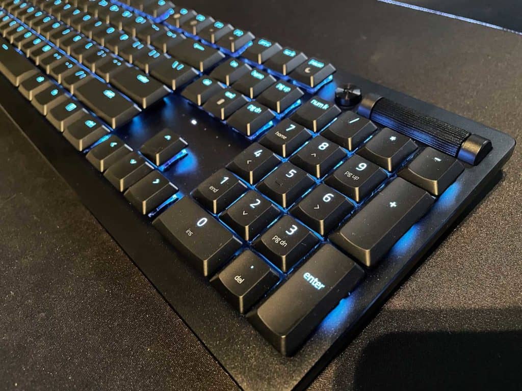 le Razer DeathStalker V2 Pro posé sur un bureau